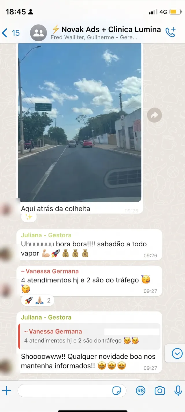Print de WhatsApp do grupo Novak Ads + Clínica Lumina: equipe comemora 4 atendimentos no dia, sendo 2 vindos do tráfego, e a gestora pede para manterem as novidades chegando.