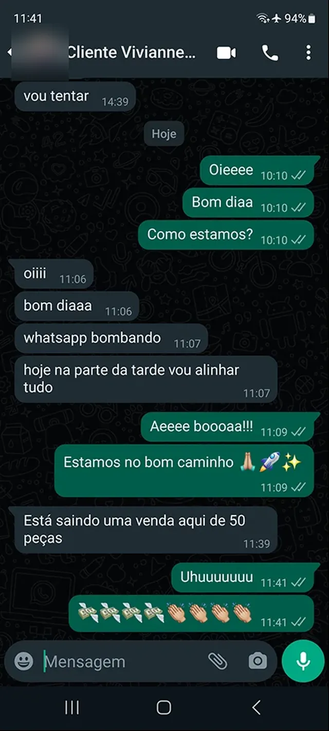 Print de WhatsApp: cliente comemora que o WhatsApp está bombando e conta que está saindo uma venda de 50 peças