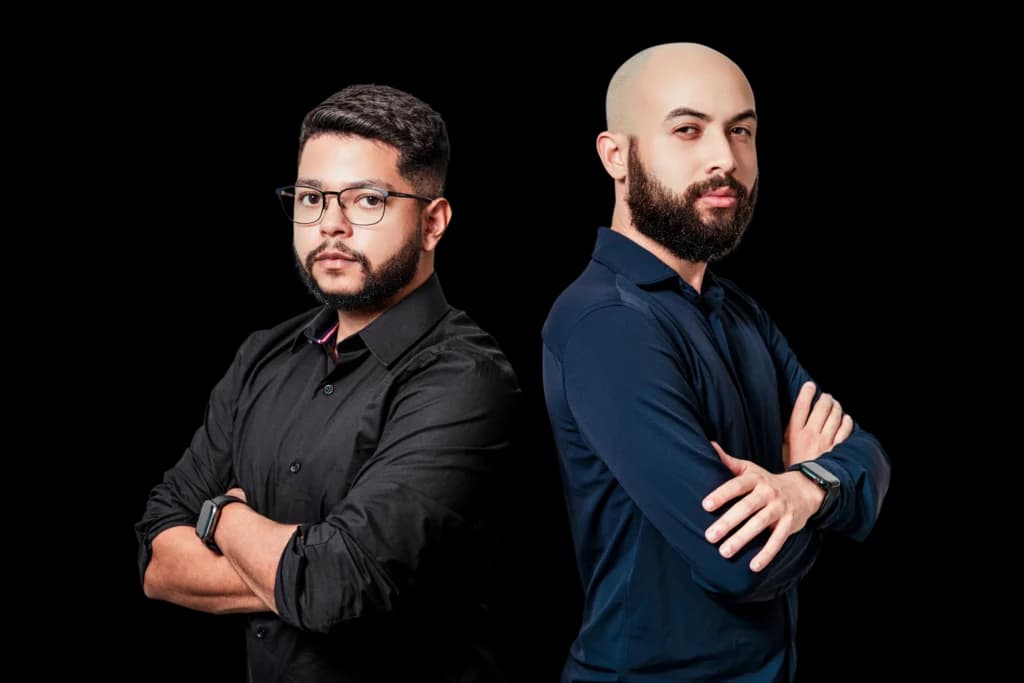 André Calmon e Anderson Praxedes, fundadores da Novak Ads, de braços cruzados